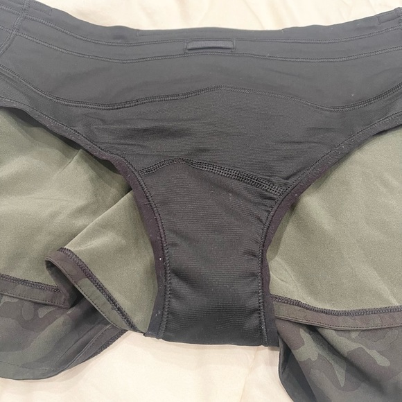 Lululemon SPEED UP SHORT *2.5" . Incognito Camo Multi Gator Green/Black . Size 6 - Picture 15 of 16